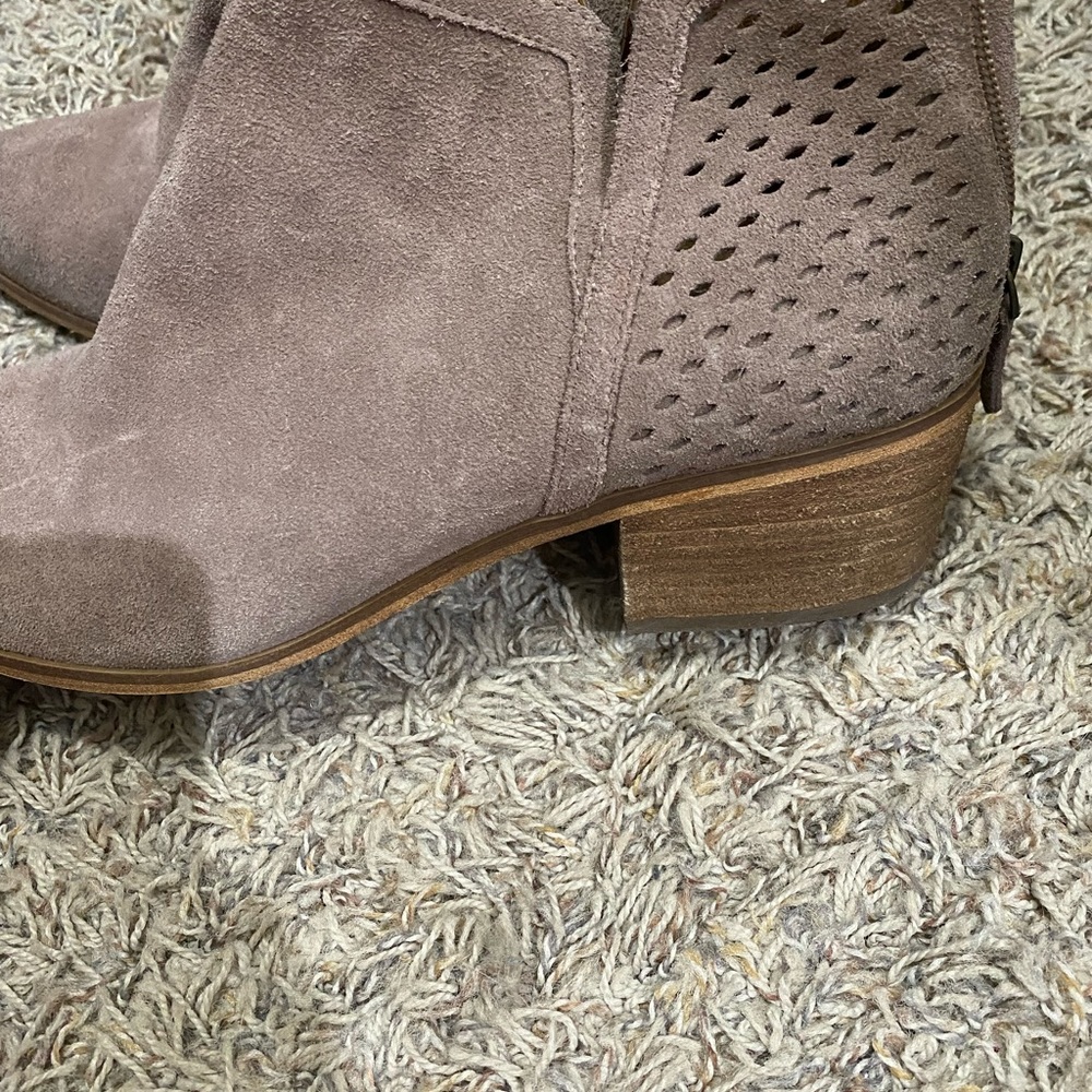 Short ankle boot